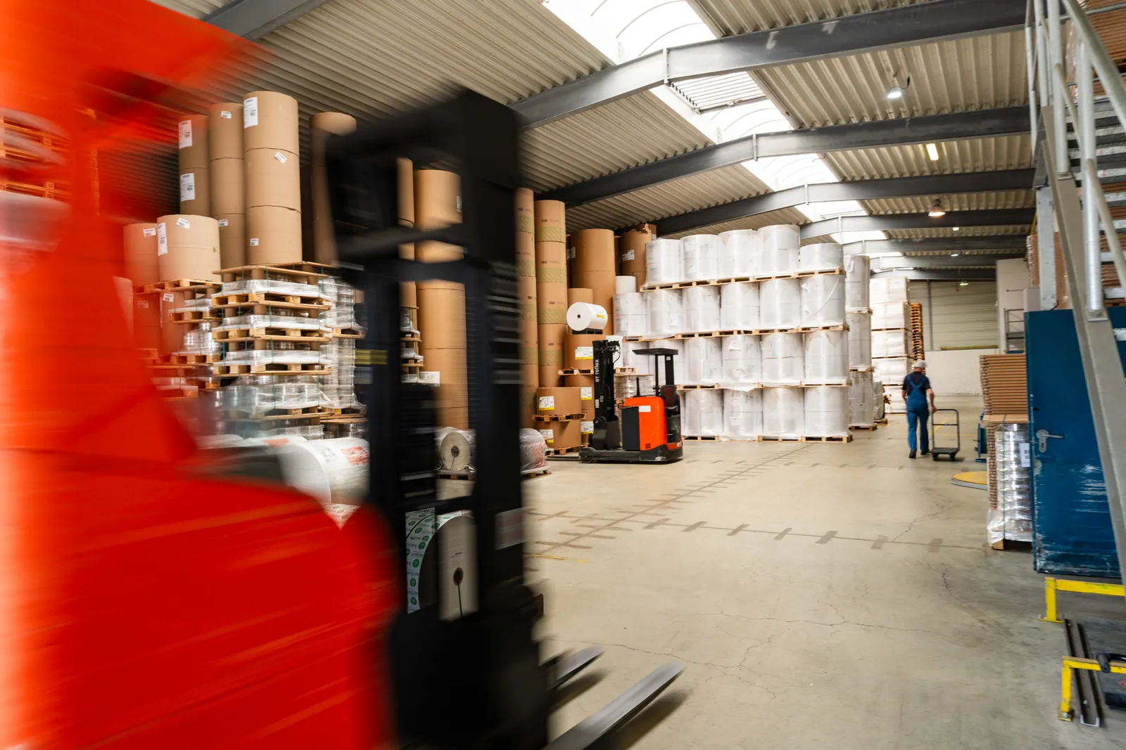 Materialrollen im Flexopack Rollenlager